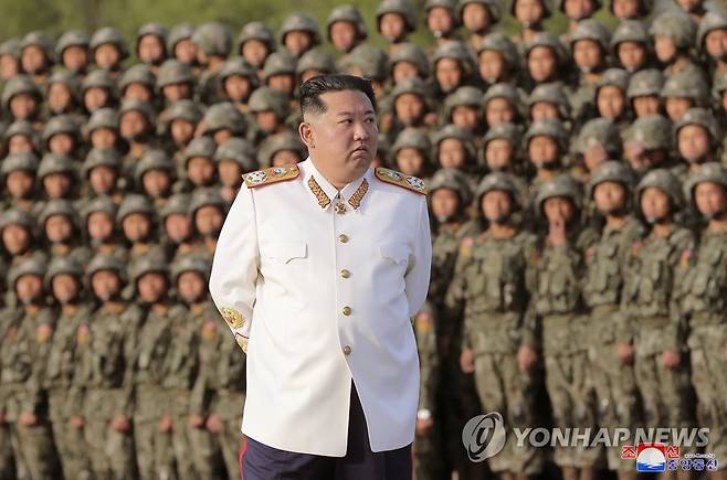 북한 김정은, 열병식 참가자들과 기념사진 (평양 조선중앙통신=연합뉴스) 북한 김정은 국무위원장이 지난 27일 조선인민혁명군 창건 90주년 경축 열병식 참가자들과 기념사진을 찍었다고 조선중앙통신이 29일 보도했다. 2022.4.29 
    [국내에서만 사용가능. 재배포 금지. For Use Only in the Republic of Korea. No Redistribution] nkphoto@yna.co.kr