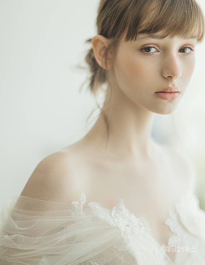 사진 : 웨딩드레스 카이라 브라이덜,&nbsp;포토그래퍼 유창환(앤유스튜디오),&nbsp;모델 사브리나,&nbsp;헤어 신탁 메이크업 송은(뷰티 진동희),&nbsp;스타일리스트 김한울,&nbsp;플로리스트 김신희(쉬아비떼플라워),&nbsp;제품협찬 미니멀얼루어, 앙뜨