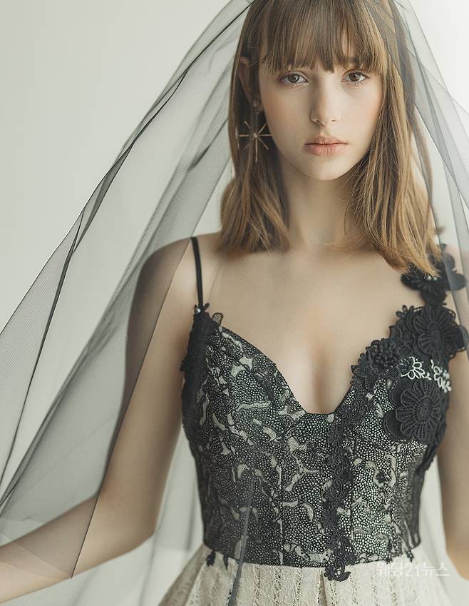 사진 : 웨딩드레스 카이라 브라이덜,&nbsp;포토그래퍼 유창환(앤유스튜디오),&nbsp;모델 사브리나,&nbsp;헤어 신탁 메이크업 송은(뷰티 진동희),&nbsp;스타일리스트 김한울,&nbsp;플로리스트 김신희(쉬아비떼플라워),&nbsp;제품협찬 미니멀얼루어, 앙뜨