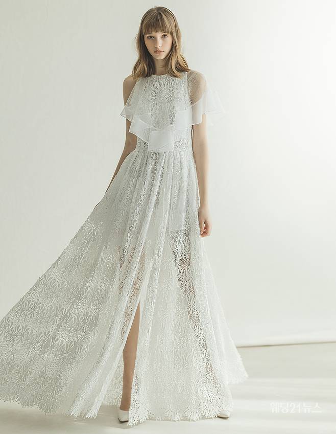 사진 : 웨딩드레스 카이라 브라이덜,&nbsp;포토그래퍼 유창환(앤유스튜디오),&nbsp;모델 사브리나,&nbsp;헤어 신탁 메이크업 송은(뷰티 진동희),&nbsp;스타일리스트 김한울,&nbsp;플로리스트 김신희(쉬아비떼플라워),&nbsp;제품협찬 미니멀얼루어, 앙뜨