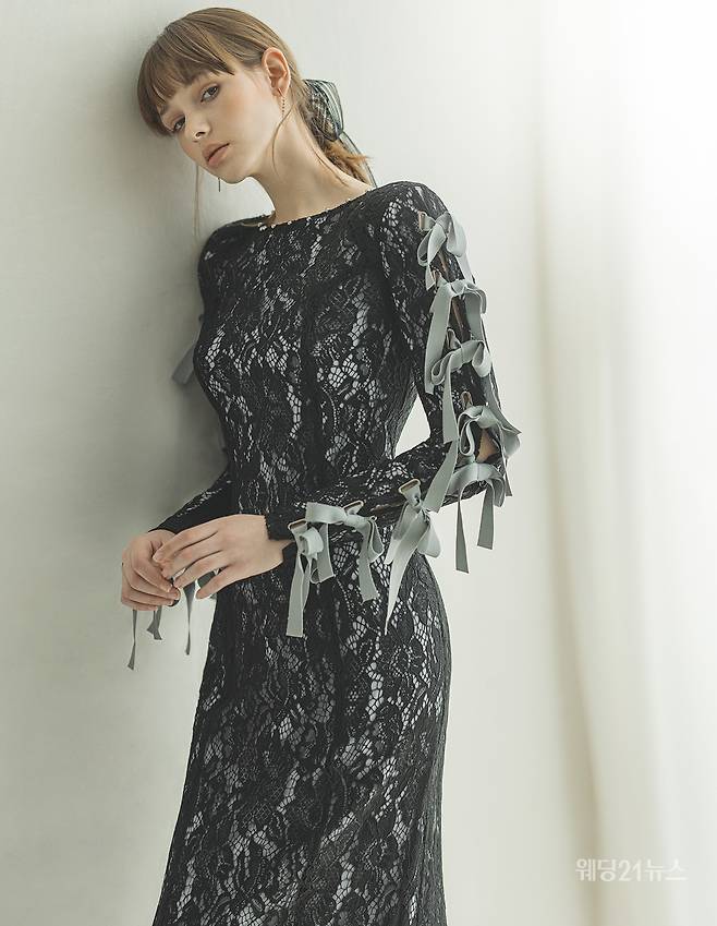 사진 : 웨딩드레스 카이라 브라이덜,&nbsp;포토그래퍼 유창환(앤유스튜디오),&nbsp;모델 사브리나,&nbsp;헤어 신탁 메이크업 송은(뷰티 진동희),&nbsp;스타일리스트 김한울,&nbsp;플로리스트 김신희(쉬아비떼플라워),&nbsp;제품협찬 미니멀얼루어, 앙뜨