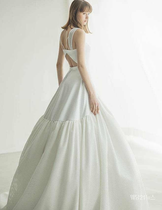 사진 : 웨딩드레스 카이라 브라이덜,&nbsp;포토그래퍼 유창환(앤유스튜디오),&nbsp;모델 사브리나,&nbsp;헤어 신탁 메이크업 송은(뷰티 진동희),&nbsp;스타일리스트 김한울,&nbsp;플로리스트 김신희(쉬아비떼플라워),&nbsp;제품협찬 미니멀얼루어, 앙뜨