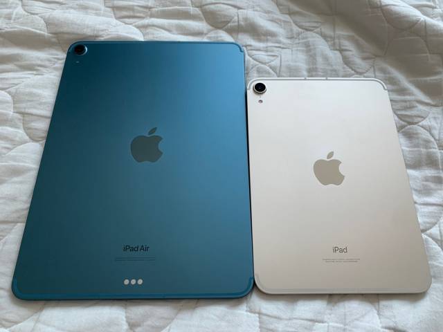 아이패드 에어 5세대(왼쪽)와 아이패드 미니 뒷면. 아이패드 에어 5세대는 ‘iPad’에서 ‘iPad Air’로 레터링에 변화가 있었다. 사진=노현섭 기자