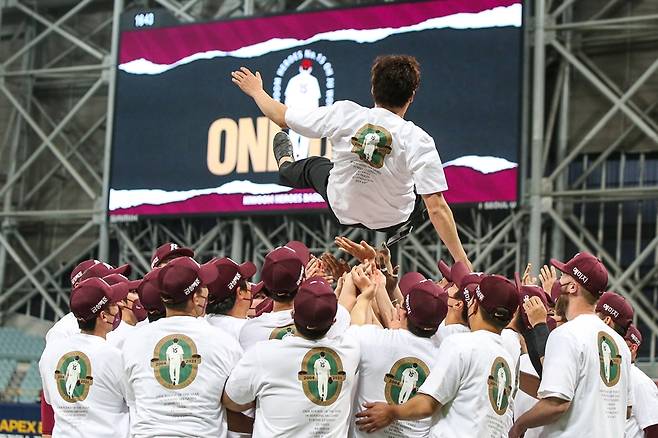 ▲ 오주원이 키움 히어로즈 선수단의 헹가래를 받고 있다.ⓒ키움 히어로즈