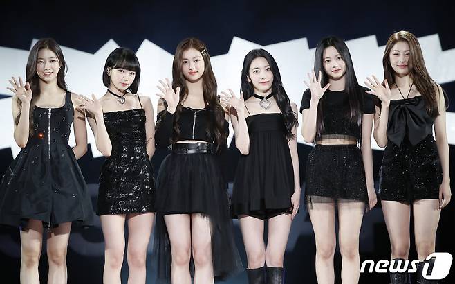 하이브 최초 걸그룹 르세라핌(LE SSERAFIM) 카츠하(왼쪽부터), 김채원, 김가람, 사쿠라, 홍은채, 허윤진이 2일 서울 중구 장충체육관에서 열린 데뷔 앨범 ‘FEARLESS’ 미디어 쇼케이스에서 포즈를 취하고 있다. 2022.5.2/뉴스1 © News1 권현진 기자