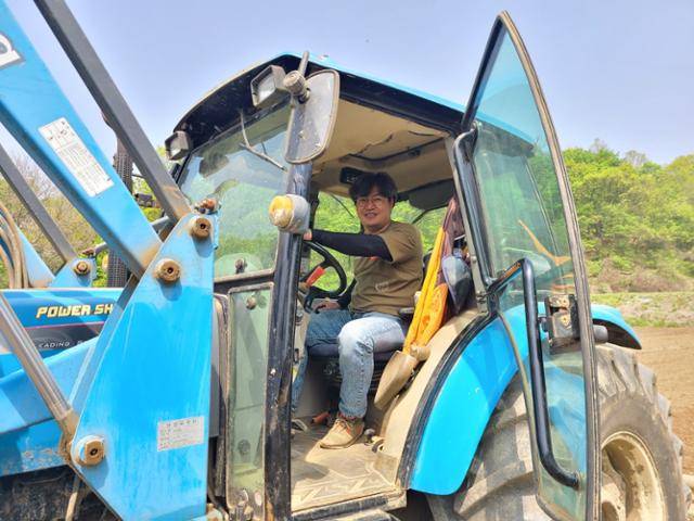 윤여진(43) 연천율무연구회장이 4월 28일 연천 장남면 민간인 통제구역 내 자신의 율무밭에서 파종 준비 작업을 하고 있다. 이종구 기자