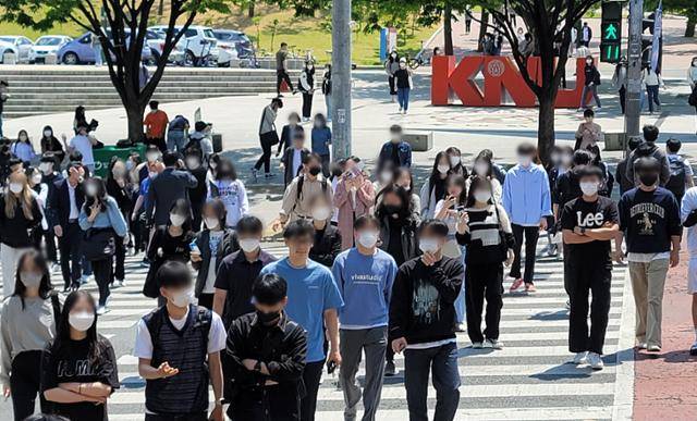 실외 마스크 해제 첫 날인 2일 낮 12시쯤 대구 북구 산격동 경북대 북문에서 대부분의 대학생이 마스크를 착용한 채로 횡단보도를 건너고 있다. 박성현 기자