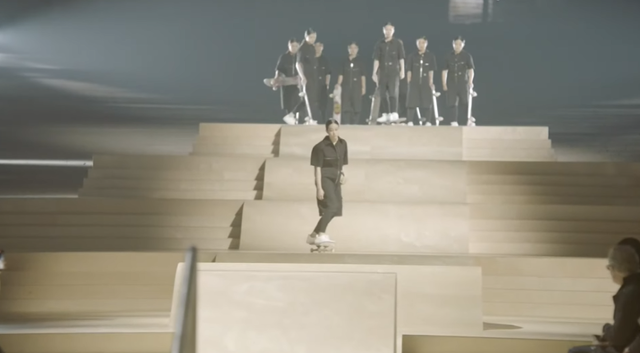 지난달 30일 이화여대에서 열린 디올 '2022 가을 여성 컬렉션' 패션쇼 오프닝을 여성 스케이트보더가 열고 있다. 디올 유튜브 캡처