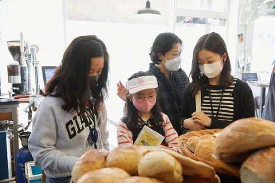 열된 독일식 빵들을 살펴보며 고르고 있는 소중 학생기자단.