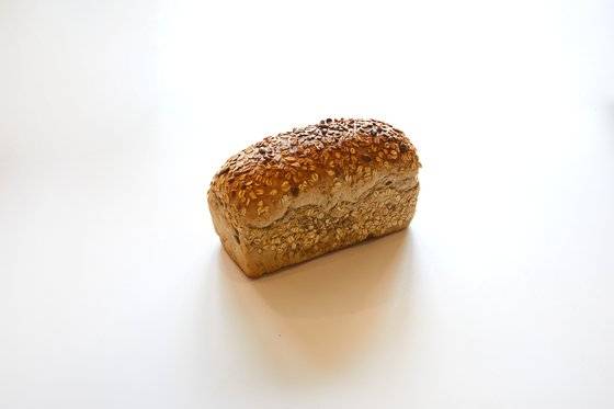 소중 학생기자단이 선택한 빵 멀티 그레인. 딱딱하고 질긴 겉면과 달리 속은 촉촉한 식감이 느껴지고, 씹을수록 느껴지는 구수한 풍미가 매력적이다.