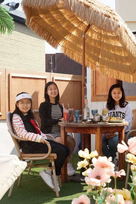 문시윤·김나호 학생모델·김도경 학생기자(왼쪽부터)가 서울 이태원 일대로 미식 여행을 떠났다. 이국적인 배경에서 팟타이와 땡모반을 먹으니 태국으로 순간 이동한 것만 같다.