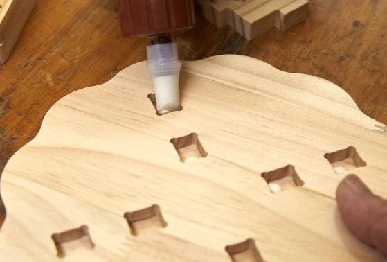 1. 미리 재단된 천판 아래쪽 홈에 목공용 풀을 적당히 바른다.