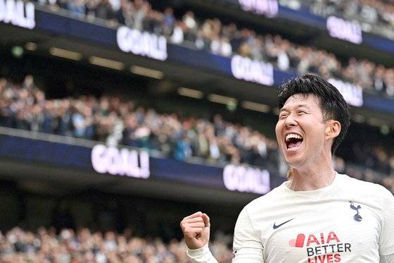 후반 15분 자신의 두 번째 골을 터뜨린 뒤 활짝 웃는 손흥민. [AFP=연합뉴스]