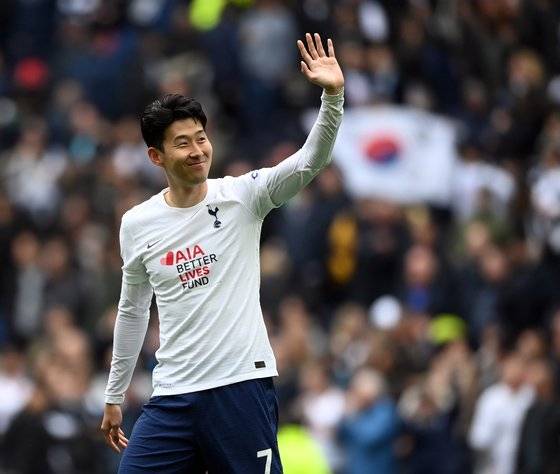 레스터시티전 승리 후 활짝 웃으며 팬들에게 인사하는 손흥민의 뒤로 태극기가 보인다. [EPA=연합뉴스]