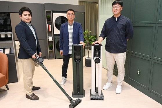 'LG 코드제로 A9S 올인원타워' 개발진이 제품을 소개하고 있다. [사진 LG전자]