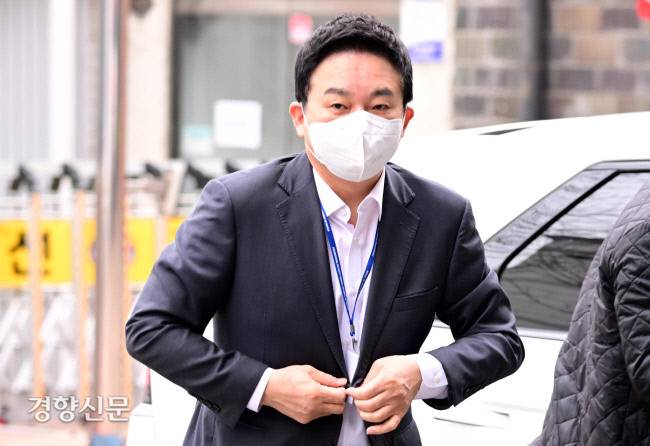 원희룡 대통령직인수위원회 기획위원장이 지난달 23일 오전 서울 종로구 통의동 금융감독원 연수원에 마련된 인수위 집무실로 출근하고 있다. 국회사진기자단