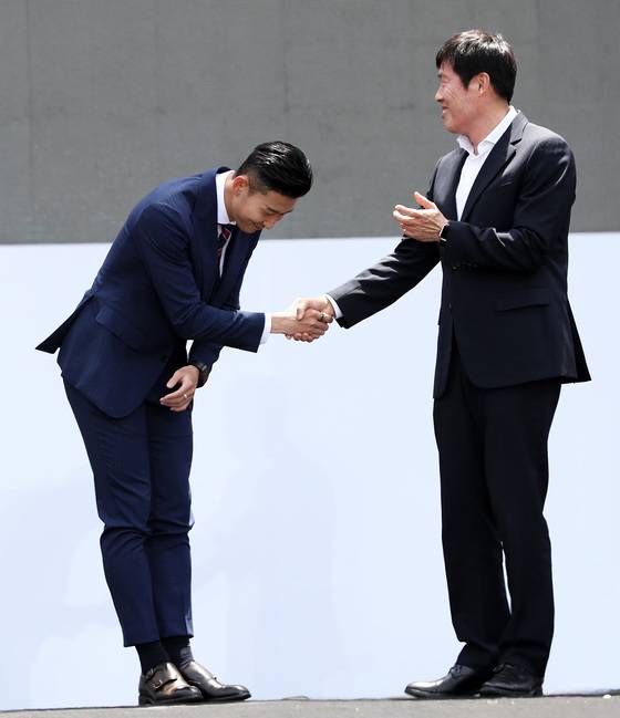 손흥민이 서울광장에서 열린 2018 러시아월드컵 출정식에서 차범근 전 감독과 함께 런웨이에 오르고 있다. /사진=뉴스1