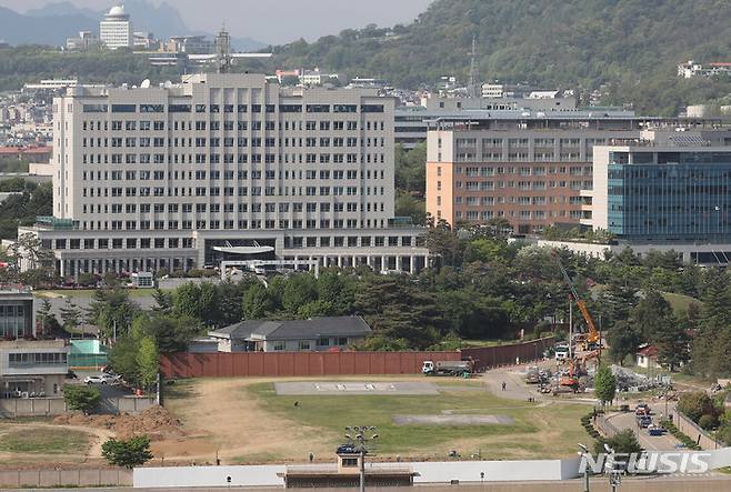 [서울=뉴시스] 권창회 기자 =1일 오후 서울 용산구 이촌역 인근에서 바라본 용산 미군기지 13번 출입문과 기지 내 헬기장, 공사중인 국방부 일대 모습. 윤석열 대통령 당선인이 취임 후 용산 국방부 청사에 마련될 집무실로 출퇴근할 때 이 출입구를 사용할 것으로 보인다. 2022.05.01. kch0523@newsis.com