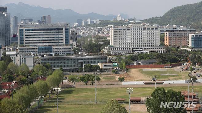 [서울=뉴시스] 권창회 기자 =1일 오후 서울 용산구 이촌역 인근에서 바라본 용산 미군기지 13번 출입문과 기지 내 헬기장, 공사중인 국방부 일대 모습. 윤석열 대통령 당선인이 취임 후 용산 국방부 청사에 마련될 집무실로 출퇴근할 때 이 출입구를 사용할 것으로 보인다. 2022.05.01. kch0523@newsis.com
