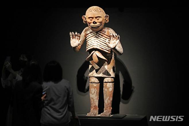 [서울=뉴시스] 박진희 기자 = 한국-멕시코 수교 60주년 기념 국립중앙박물관 특별전 '아스테카-태양을 움직인 사람들' 언론공개회가 열린 2일 서울 용산구 박물관 상설전시관에 '지하세계의 신 믹틀란테쿠틀리'가 전시되어 있다. 전시는 오는 8월 28일까지. 2022.05.02. pak7130@newsis.com