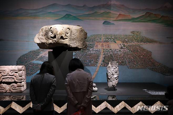 [서울=뉴시스] 박진희 기자 = 한국-멕시코 수교 60주년 기념 국립중앙박물관 특별전 '아스테카-태양을 움직인 사람들' 언론공개회가 열린 2일 서울 용산구 박물관 상설전시관에 '신전을 장식한 독수리 머리 석상'과 아스테카 유물들이 전시되어 있다. 전시는 오는 8월 28일까지. 2022.05.02. pak7130@newsis.com