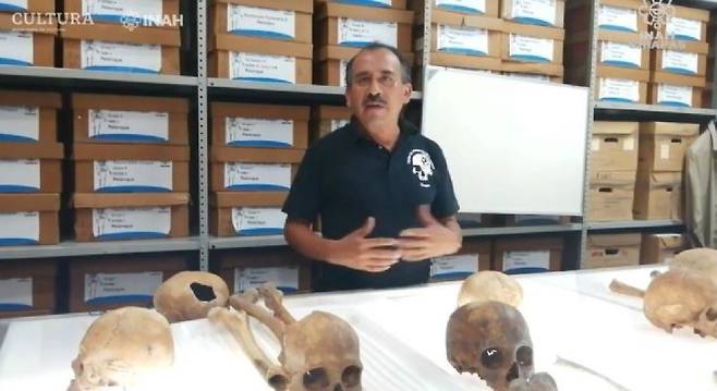 발굴된 두개골에 대해 설명하는 INAH 연구원 하비에르 몬테스 데 파즈