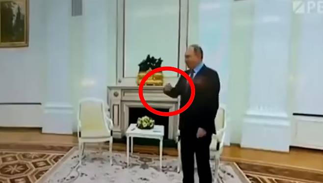 우크라이나 침공 직전인 지난 2월 18일, 알렉산더 루카센코 벨라루스 대통령과 크렘린궁에서 만난 푸틴이 오른손을 독특하게 움직이는 등의 행동으로 보인 사실이 알려지면서 건강 이상설이 또 다시 제기됐다