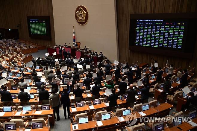 지난달 30일 오후 국회 본회의에서 국민의힘 의원들의 반발 속에 검찰청법 개정안이 표결 통과되고 있다. [연합뉴스 자료사진]