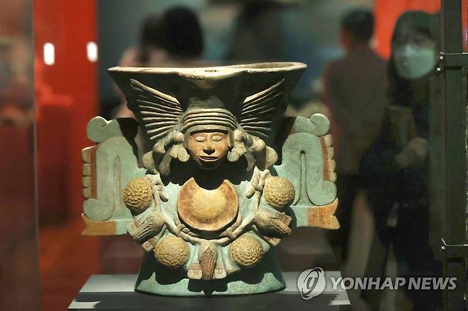 국립중앙박물관에서 만나는 물과 풍요의 신 (서울=연합뉴스) 진연수 기자 = 2일 서울 용산구 국립중앙박물관에서 한국과 멕시코 수교 60주년을 기념해 열린 특별전 '아스테카, 태양을 움직인 사람들' 언론 공개회에 '물과 풍요의 신 찰치우틀리쿠에 화로'가 전시돼 있다. 2022.5.2 jin90@yna.co.kr
