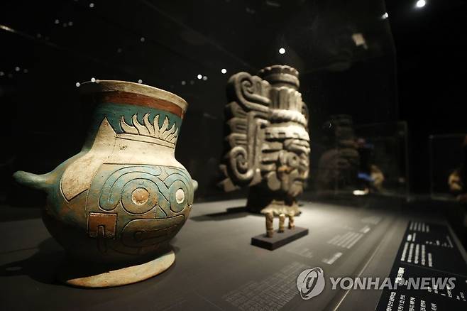 '비의 신' 틀랄록 (서울=연합뉴스) 진연수 기자 = 2일 서울 용산구 국립중앙박물관에서 열린 특별전 '아스테카, 태양을 움직인 사람들' 언론 공개회 '비의 신 틀랄록 장식 항아리'가 전시돼 있다. 2022.5.2 jin90@yna.co.kr