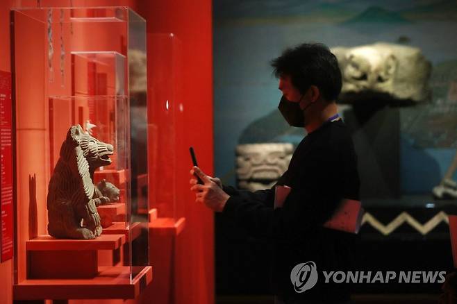 새로운 아스테카를 만나는 시간 (서울=연합뉴스) 진연수 기자 = 2일 서울 용산구 국립중앙박물관에서 열린 특별전 '아스테카, 태양을 움직인 사람들' 언론 공개회에서 참석자가 전시를 둘러보고 있다. 2022.5.2 jin90@yna.co.kr