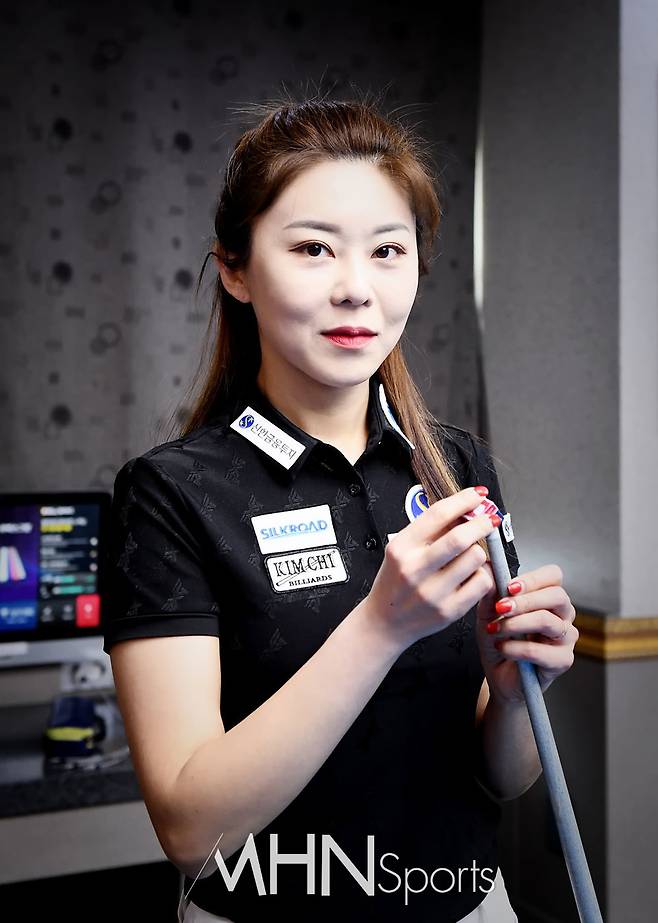 ​지난 달 27일, '당구여제' 김가영이 본지와의 인터뷰에 앞서 포즈를 취하고 있다ⓒMHN스포츠 이지숙 기자