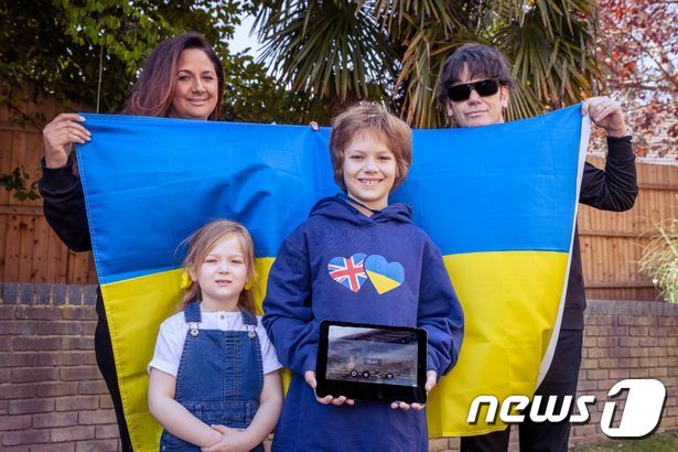 게임 '스플랫 푸틴(Splat Putin)'을 만든 게리 카메론과 그의 가족.(Harvey Cameron의 SWNS 캡처) © 뉴스1