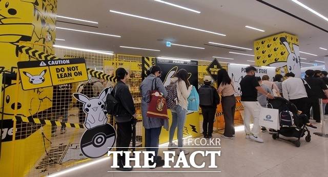 29일 서울 강남구 스타필드 코엑스 '포켓몬' 팝업스토어를 이용하기 위해 고객들이 줄을 서서 기다리고 있다. /이선영 인턴기자