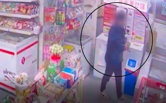 대전 중구지역 식당에서 62차례에 걸쳐 무전취식을 일삼은 남성이 무인점포에서 물건을 훔친 뒤 달아나고 있다. [사진 대전경찰청]