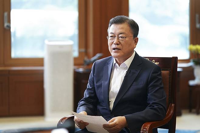 ▲ 4월29일 문재인 대통령이 청와대 여민관 집무실에서 국민청원 답변을 하고 있다. 사진=청와대