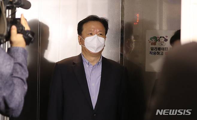 [서울=뉴시스] 추상철 기자 = 정호영 보건복지부 장관 후보자가 지난 2일 오전 서울 서대문구 국민연금공단 서울북부지역본부에 마련된 인사청문회 준비 사무실로 출근하고 있다. 2022.05.02. scchoo@newsis.com