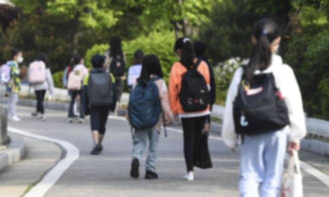 전국 모든 학교에서 정상 등교가 이뤄진 2일 서울 광진구 광장초등학교 학생들이 등교하고 있다. 사진공동취재단