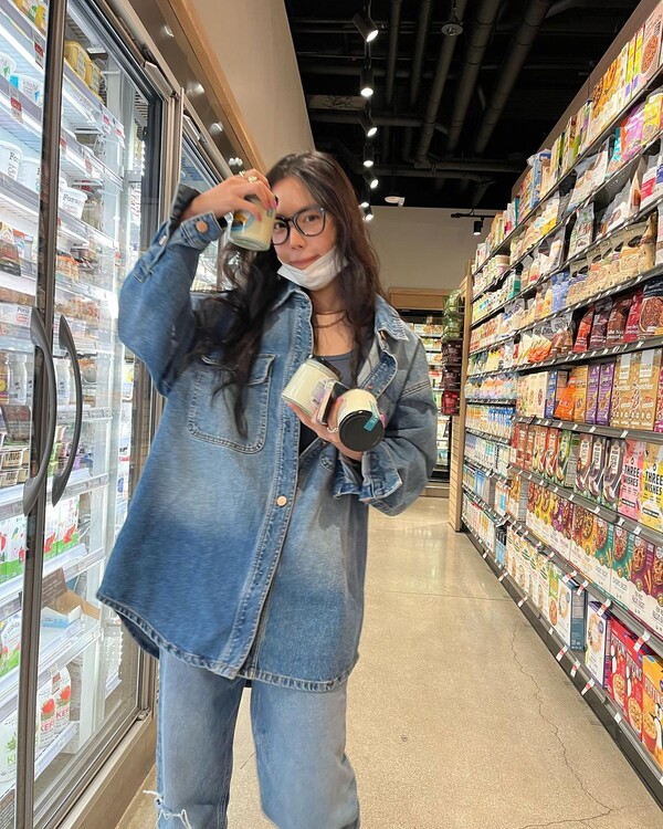 Son Na-eun, an actor from Group Apink, has reported on his recent trip to United States of America.Son Na-eun posted several photos on his Instagram page on Monday, taken at United States of America, without much to write about.Son Na-eun in the open photo is a natural figure wearing horn-rimmed glasses on a face without a toilet.Having boasted a hip charm while being comfortable with an overfit blue-and-white fashion, he spent a leisurely time shopping at the mart and lying on the lawn.He also sat back in the trunk of the car and showed his food.Meanwhile, Son Na-eun has had a Withdrawal in Group Apink, which has been active for the past 11 years.