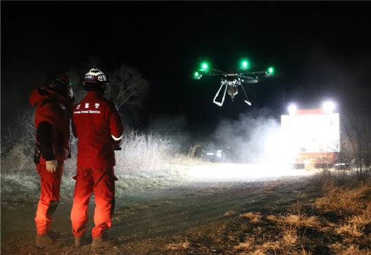 야간과 험준한 산악지형의 산불이나 잔불진화 등에 쓰이는 '산불진화드론' 모습



산림청 제공