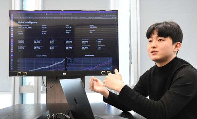 문효준 아크로스 대표가 서울 강남역 인근 사무실에서 직접 개발한 AI를 이용해 ETF 개발에 필요한 자료 분석 과정을 보여주고 있다. 배우한 기자