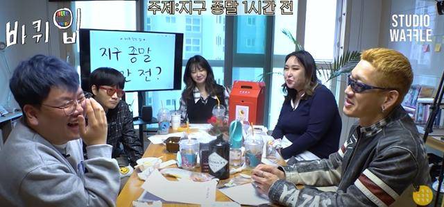 코미디언 이용진이 유튜브와 방송사를 오가며 활약 중이다. 유튜브 스튜디오 와플 영상 캡처