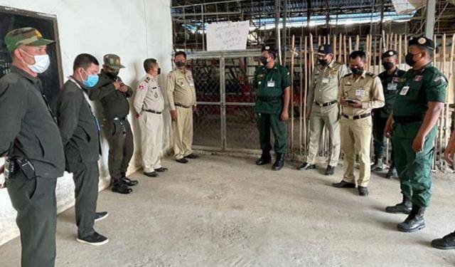 지난 2월 캄보디아 경찰이 프놈펜의 한 온라인 투계 도박장을 급습해 관련자 체포에 나섰다. 프놈펜포스트 캡처