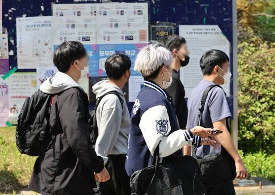 2일 서울 관악구 서울대학교에서 마스크를 쓴 학생들이 이동하고 있다. 위 사진은 기사 내용과 무관. 연합뉴스