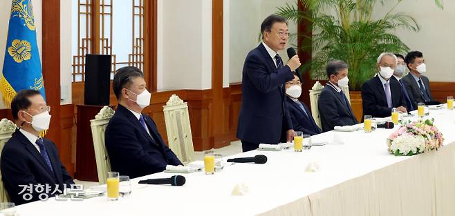 문재인 대통령이 4일 청와대 본관에서 열린 백서 발간 기념 국정과제위원회 초청 오찬에서 모두 발언을 하고 있다. 청와대사진기자단