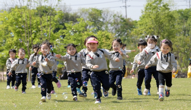 어린이날을 하루 앞둔 4일 경기도 구리시 장자호수공원에서 시립행복가득어린이집 원생들이 야외활동을 하고 있다. 이한형기자