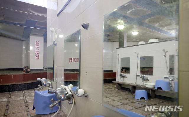 [서울=뉴시스]김병문 기자 = 월정액으로 목욕탕을 이용하는 '달 목욕' 신규발급 중단과 이용시간을 1시간 이내로 제한하는 내용이 포함된 '목욕장업 특별방역대책'이 시행된 지난해 3월22일 오후 서울 시내 한 목욕탕에서 한 시민이 마스크를 착용하고 목욕을 하고 있다. 2021.03.22. dadazon@newsis.com