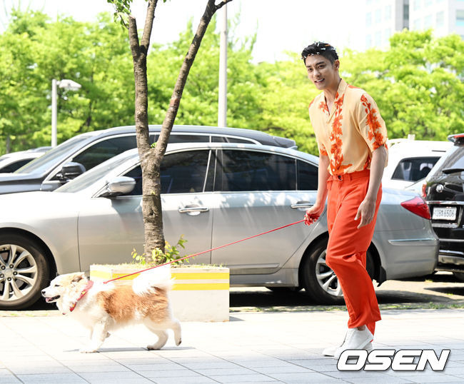 On the afternoon of the afternoon, SBS new drama We Are From Today was presented at SBS Mok-dong, Yangcheon-gu, Seoul.Actor Sung Hoon, who was going to work to attend the production presentation from today, attracted the attention of everyone in the broadcasting station with the appearance of his dog Yang Hee.In 2019, Sung-hoon unveiled the adoption process of Yang-hee, an organic dog, through the MBC entertainment program I Live Alone. Yang-hee and Jung, who were in temporary protection, decided to adopt.Sung-hoon, who was in the process of going to work on the day, took a picture of Yang Hee and a couple at the request of the reporters after taking a personal photo.Yang Hee, who was in front of the photo wall, sat calmly in front of many reporters according to Sung Hoons Sit down instructions and showed deep sympathy with Sung Hoon.When the reporters called their names, they turned to the Camera and laughed at the people who were on the station with more entertainer-like cuteness than entertainers.