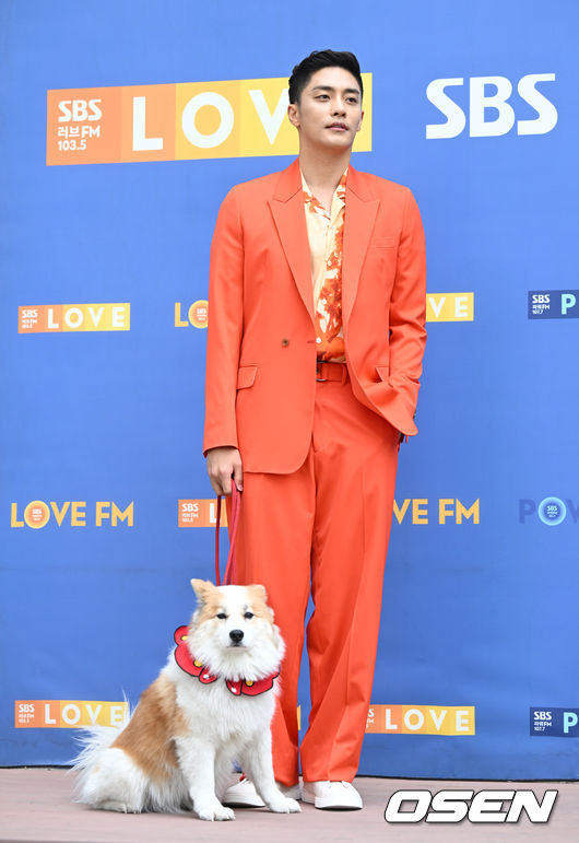 On the afternoon of the afternoon, SBS new drama We Are From Today was presented at SBS Mok-dong, Yangcheon-gu, Seoul.Actor Sung Hoon, who was going to work to attend the production presentation from today, attracted the attention of everyone in the broadcasting station with the appearance of his dog Yang Hee.In 2019, Sung-hoon unveiled the adoption process of Yang-hee, an organic dog, through the MBC entertainment program I Live Alone. Yang-hee and Jung, who were in temporary protection, decided to adopt.Sung-hoon, who was in the process of going to work on the day, took a picture of Yang Hee and a couple at the request of the reporters after taking a personal photo.Yang Hee, who was in front of the photo wall, sat calmly in front of many reporters according to Sung Hoons Sit down instructions and showed deep sympathy with Sung Hoon.When the reporters called their names, they turned to the Camera and laughed at the people who were on the station with more entertainer-like cuteness than entertainers.