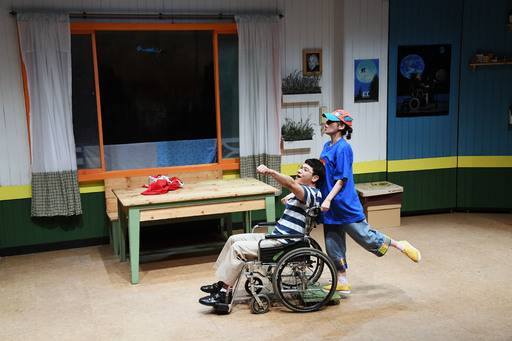 가족의 달 5월을 맞아 서울 대학로 학전블루 소극장에서 공연되는 ‘슈퍼맨처럼-!’. 장애에 대한 편견과 오해를 바로잡는 어린이 뮤지컬이다. 극단 학전 제공